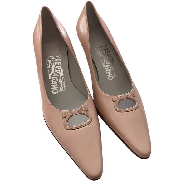 Salvatore Ferragamo Blush Pink Key Hole Kitten Heels Size 6 B - Picture 3 of 4